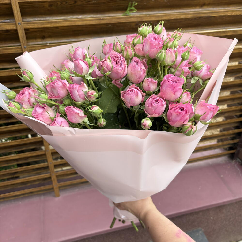 Пышный букет из кустовых роз