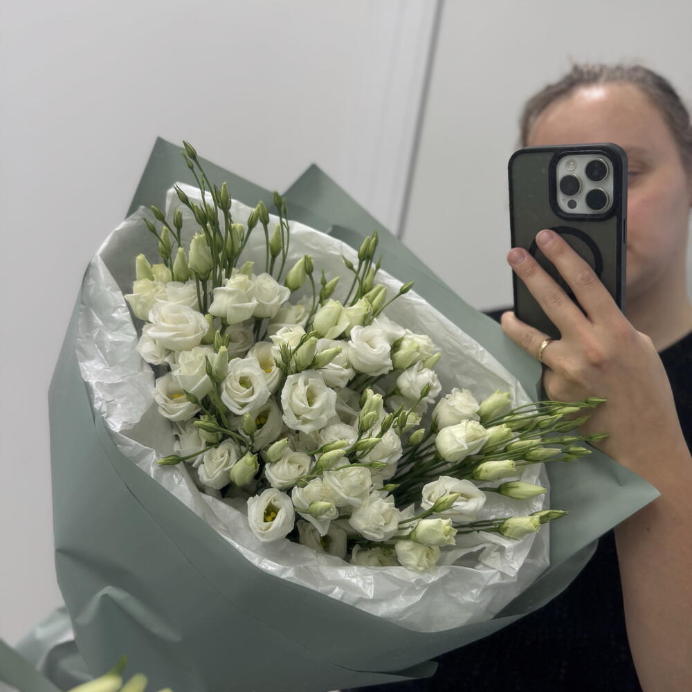 Букет из 9 веток белой эустомы в упаковке🤩