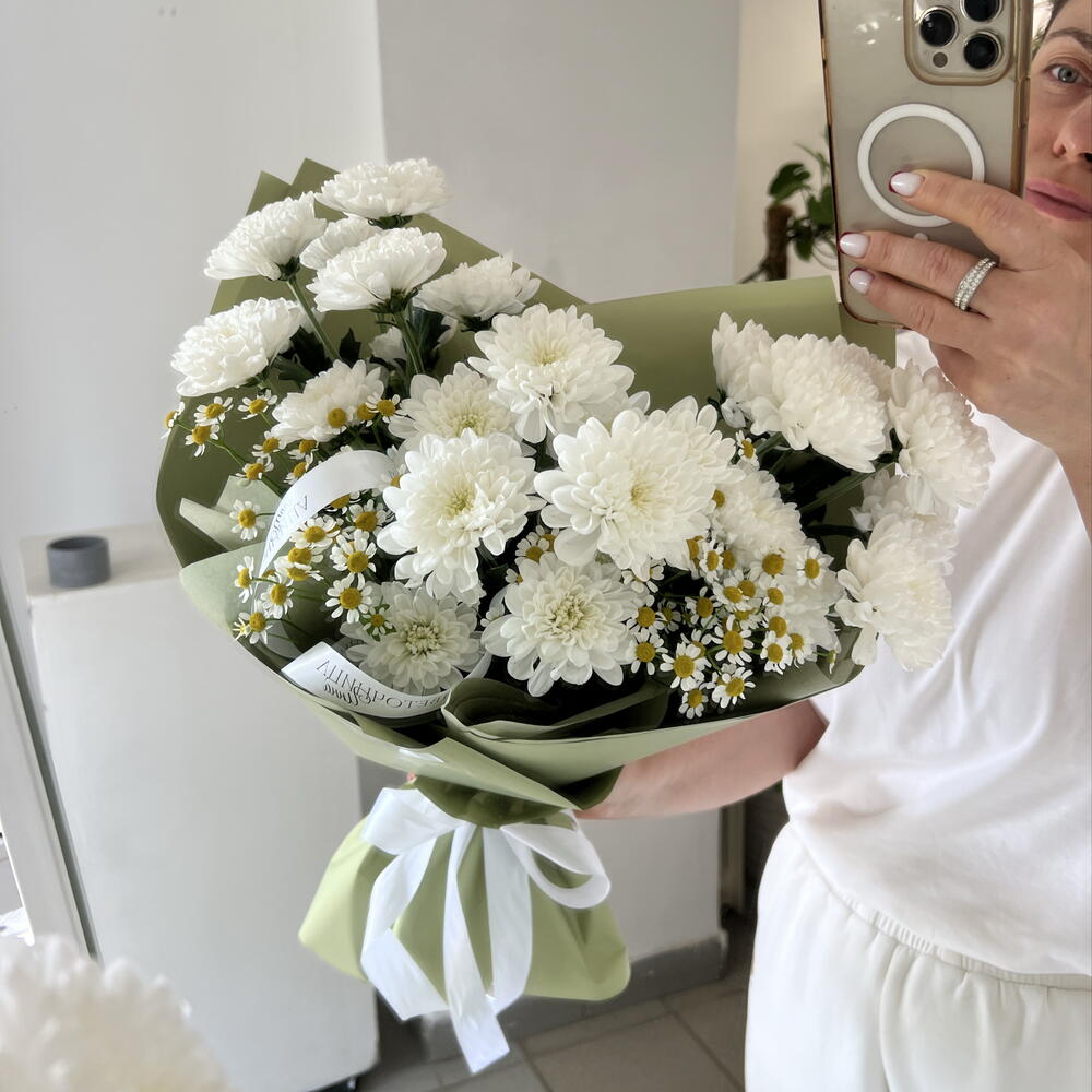 Букет из белых хризантем и ромашек