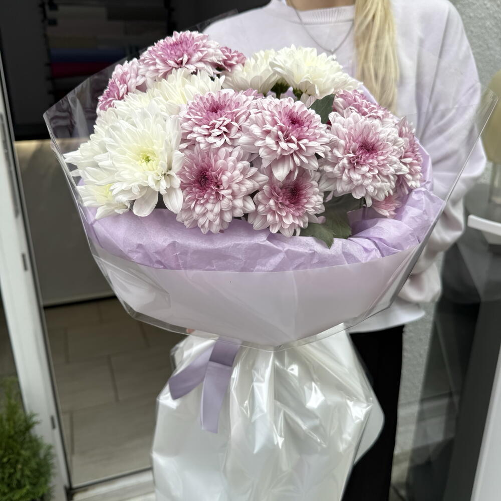 Монобукет из хризантем в упаковке