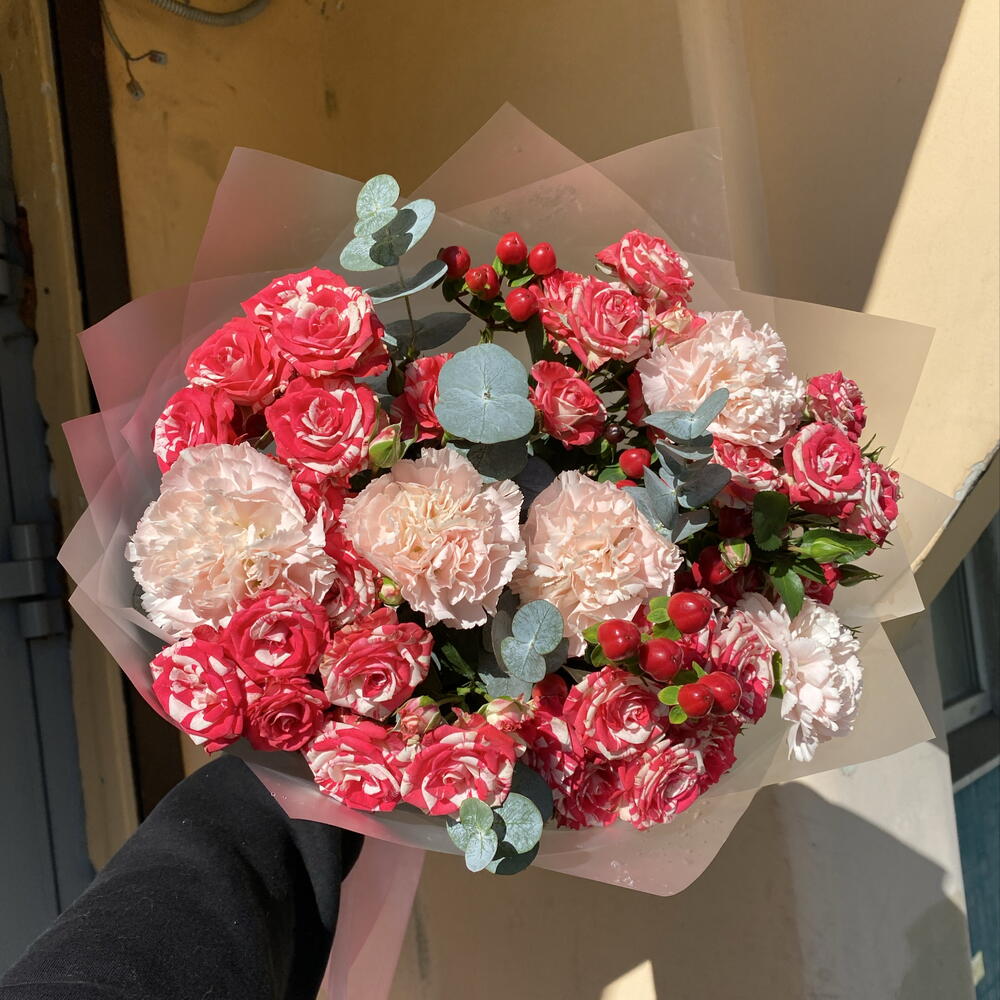 Букет вишневый 🍒 «счастливое лето» в составе Роза кустовая, диантусы, эвкалипт CINEREA, гиперикум