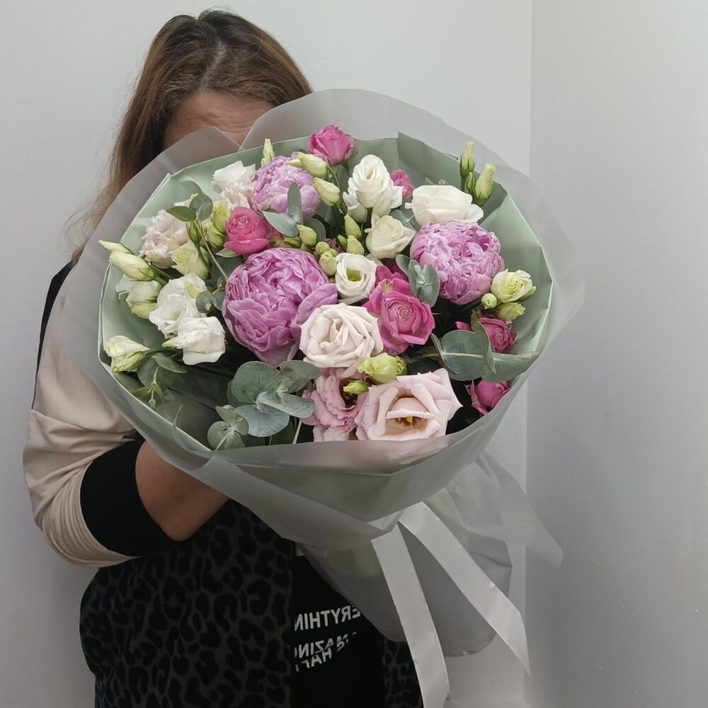 Авторский букет пион, эустома, роза