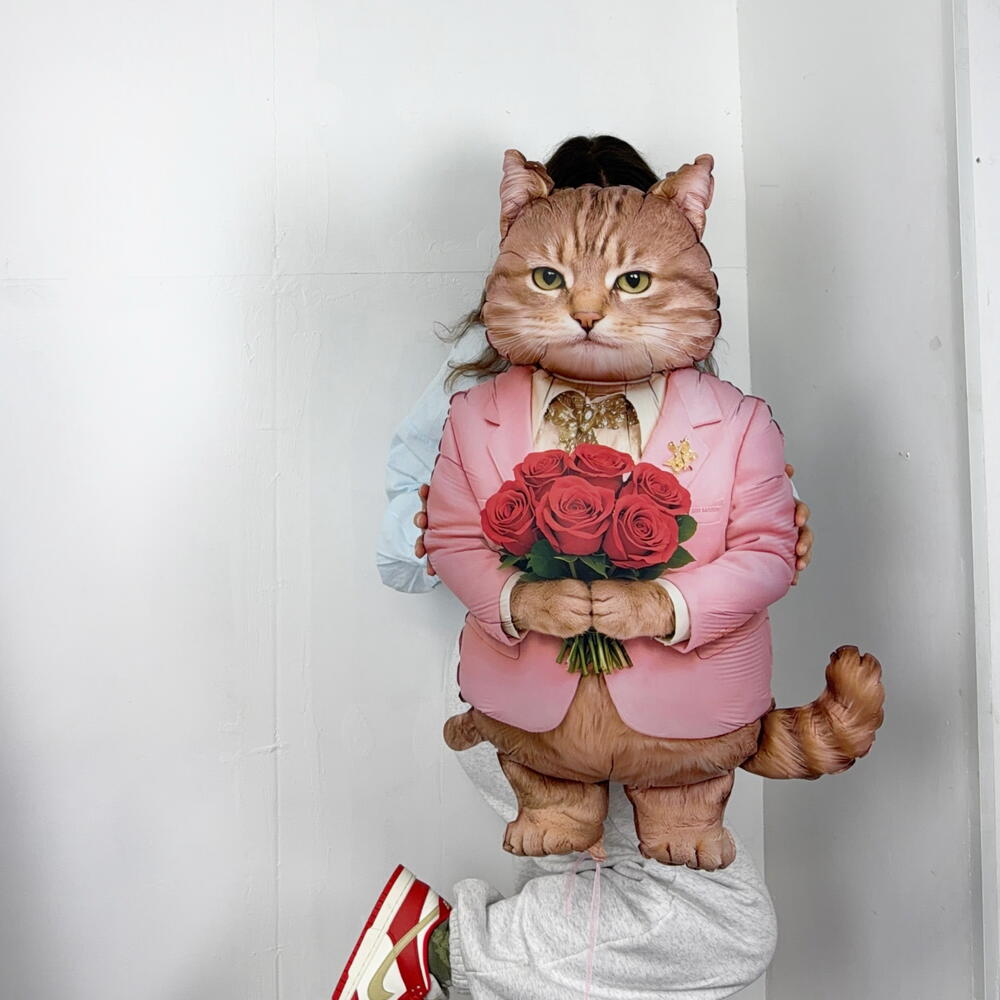 Кот с цветами