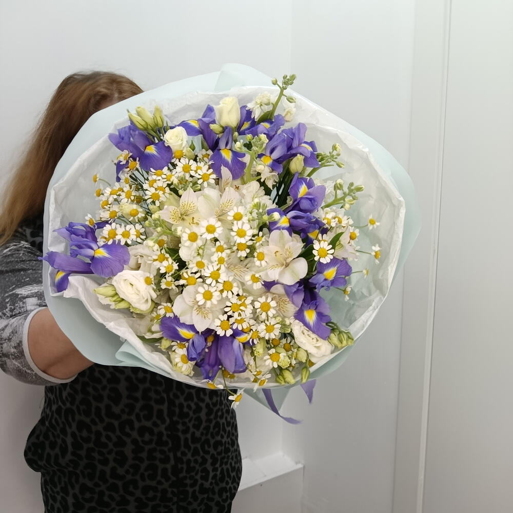 Букет Летнее воспоминание ирис, ромашка кустовая, маттиола, альстромерия