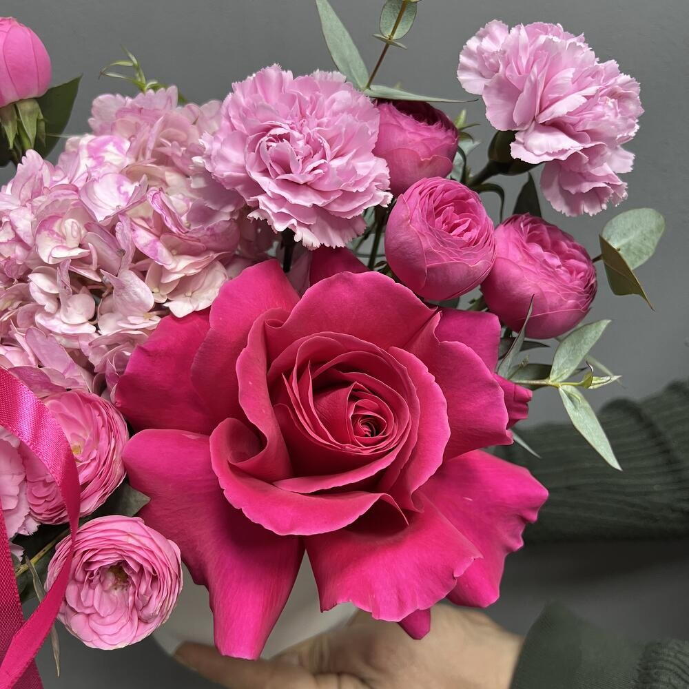 Композиция-комплимент с розами в шляпной коробке 💞