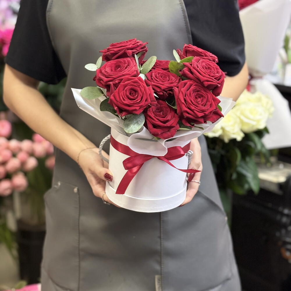 Pasion Roja — Композиция из 9 красных роз в шляпной коробке