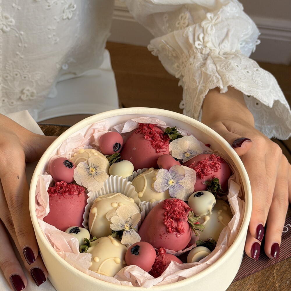 Lovely box of strawberries and blueberries in Belgian chocolate AMORE