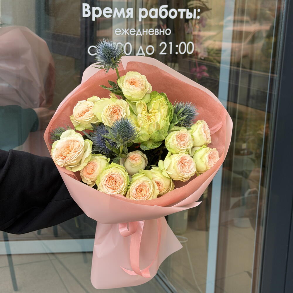 Букет с розой Вегги и поионовтдными кустовыми розами