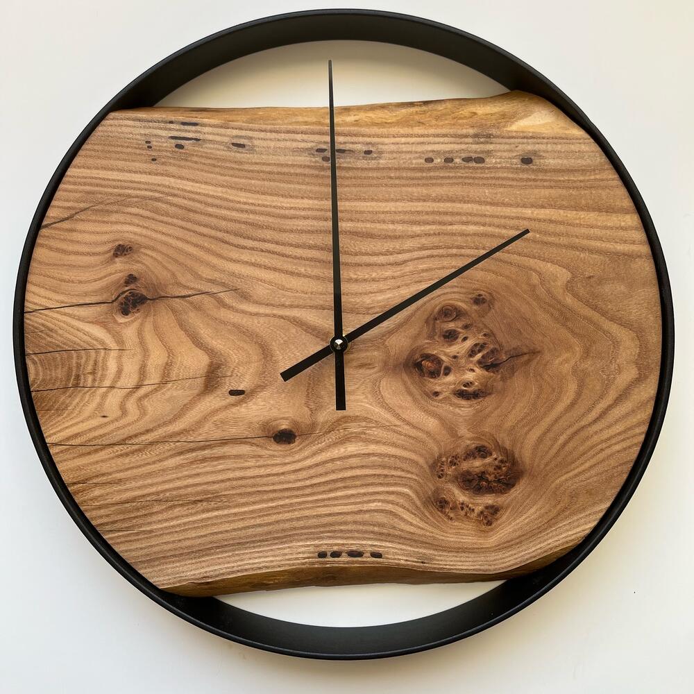 Часы интерьерные диаметр 40 см в металлическом ободе с деревом карагач ...