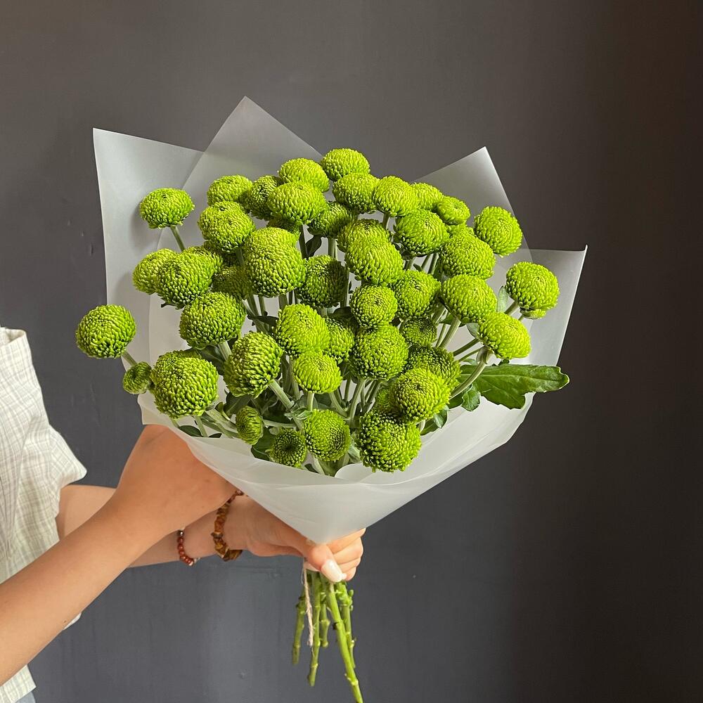 Bouquet with bush roses and chamomile ️