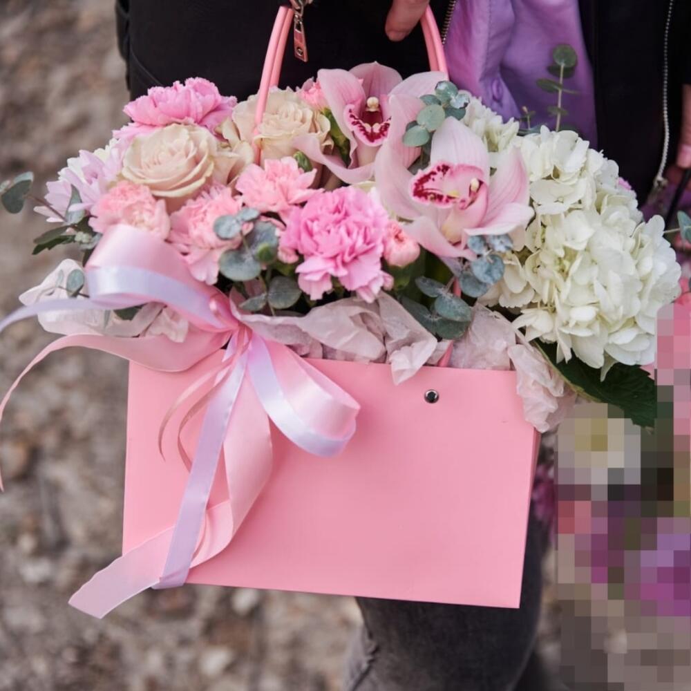 Цветы в  розовой сумочке Микс