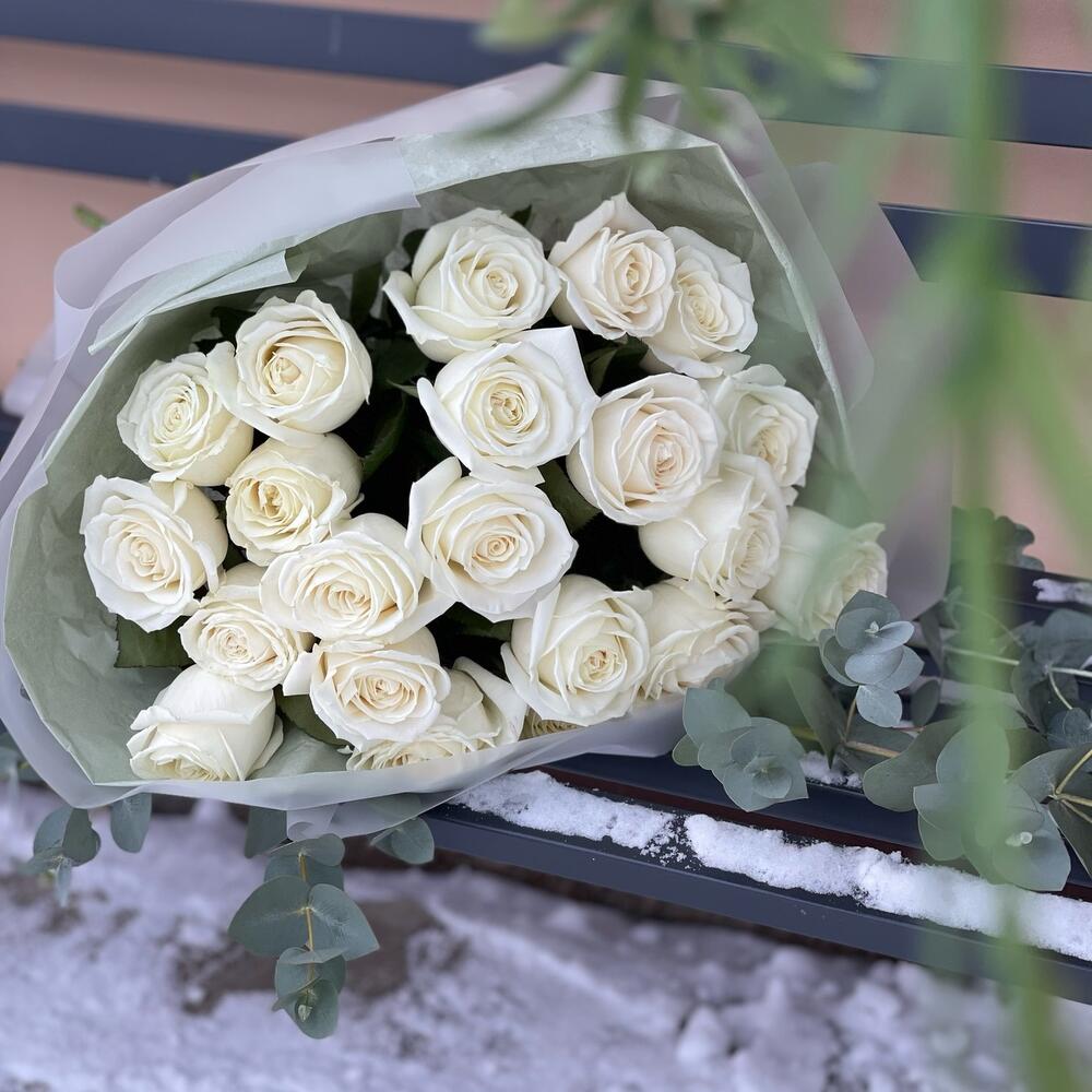 19 белых роз