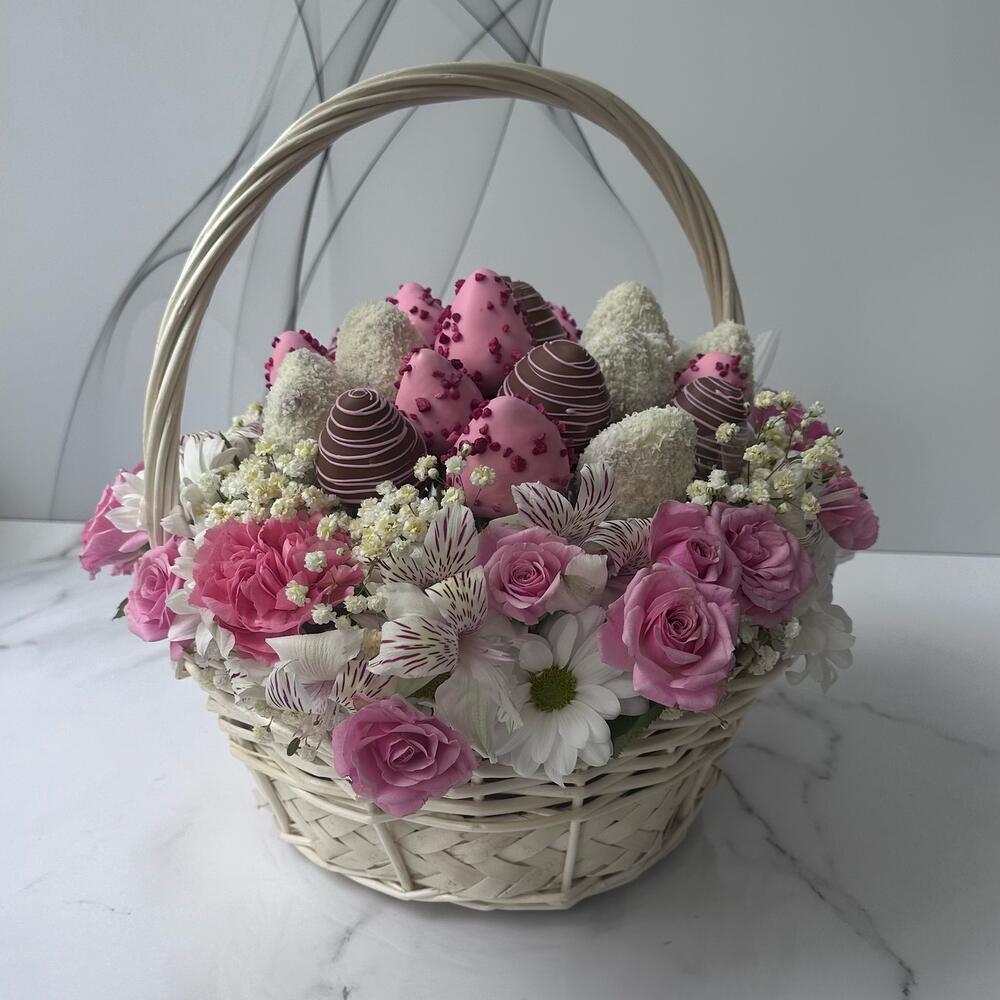 Корзина с клубникой в шоколаде