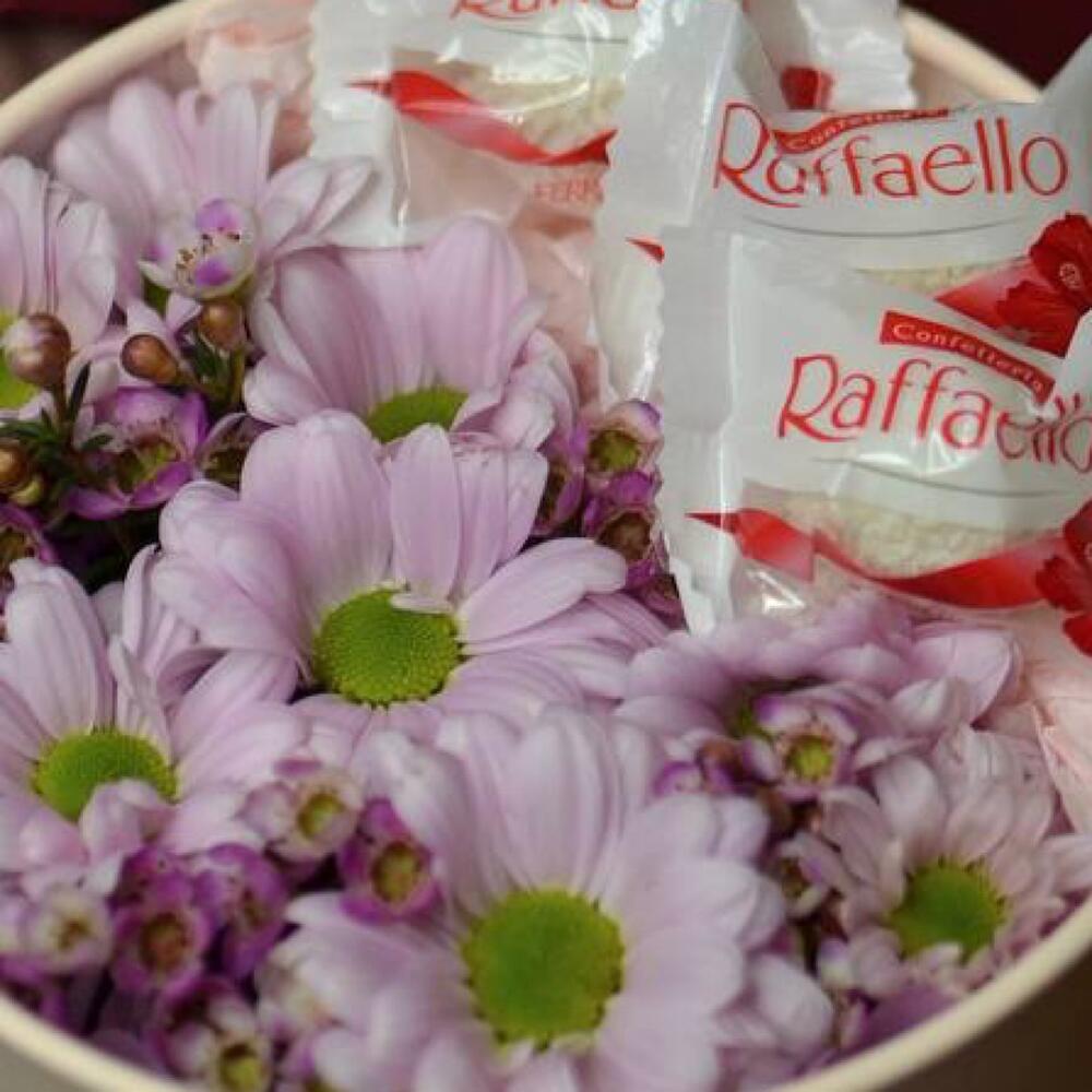 Композиция с ромашками , хамелациумом и Raffaello