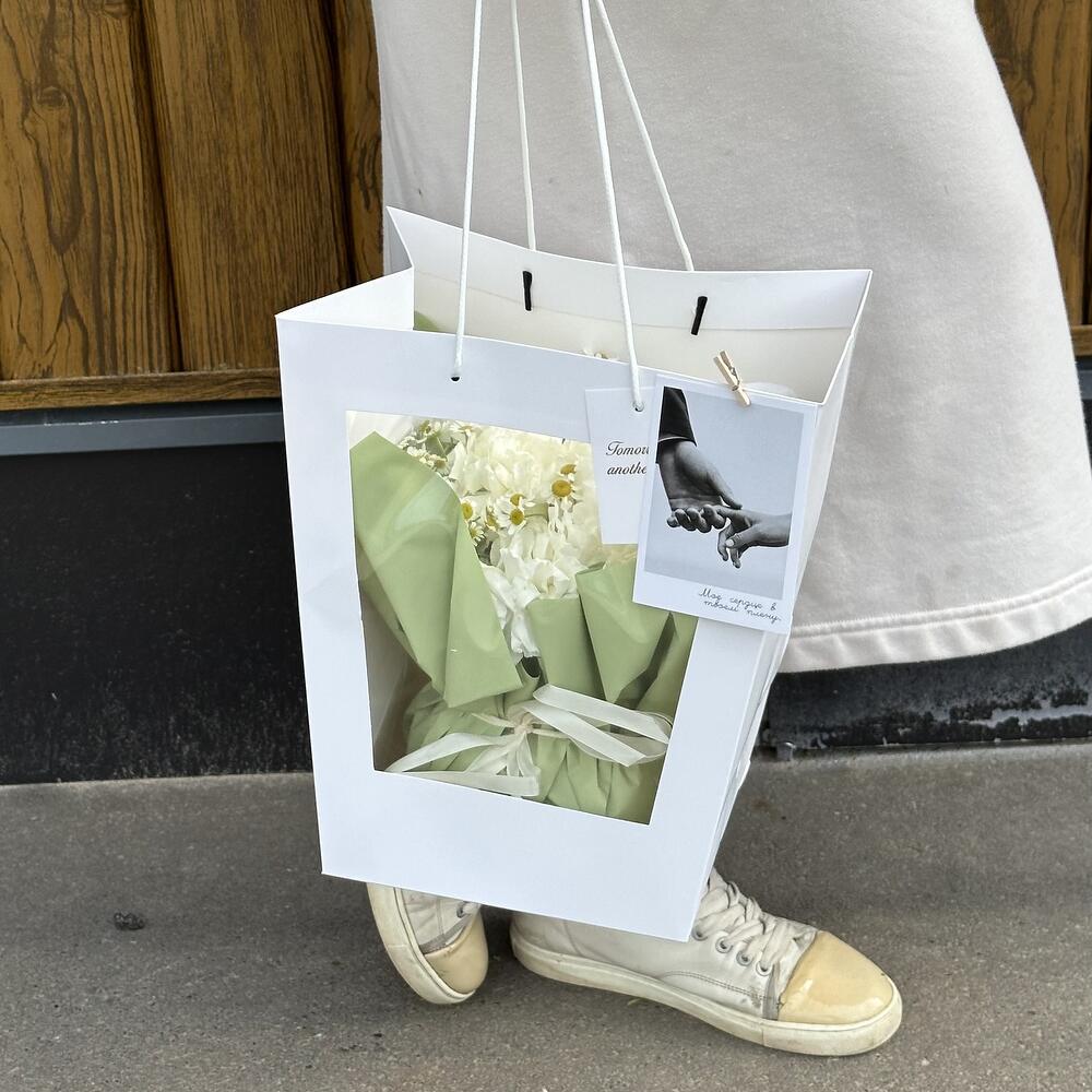 Композиция комплимент пион, диантусы, ромашки матрикарий
