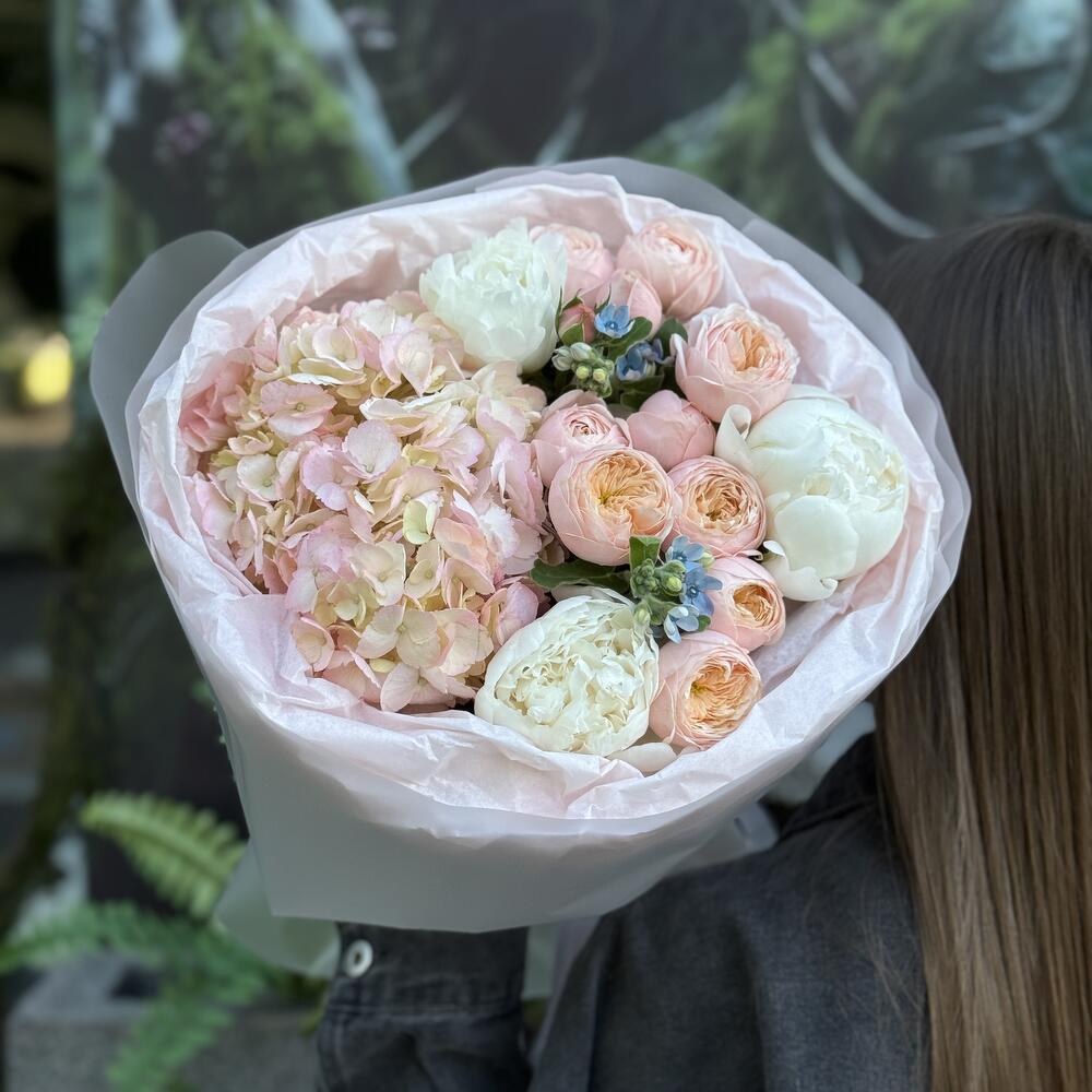 Букет «Peach» гортензия, белые пионы и незабудки