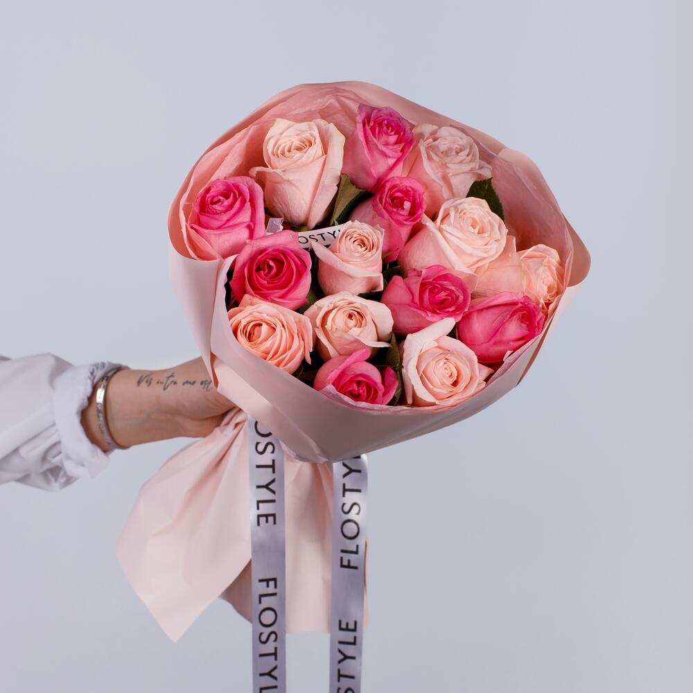 Букет из 15 роз двух розовых оттенков Rosa Galore