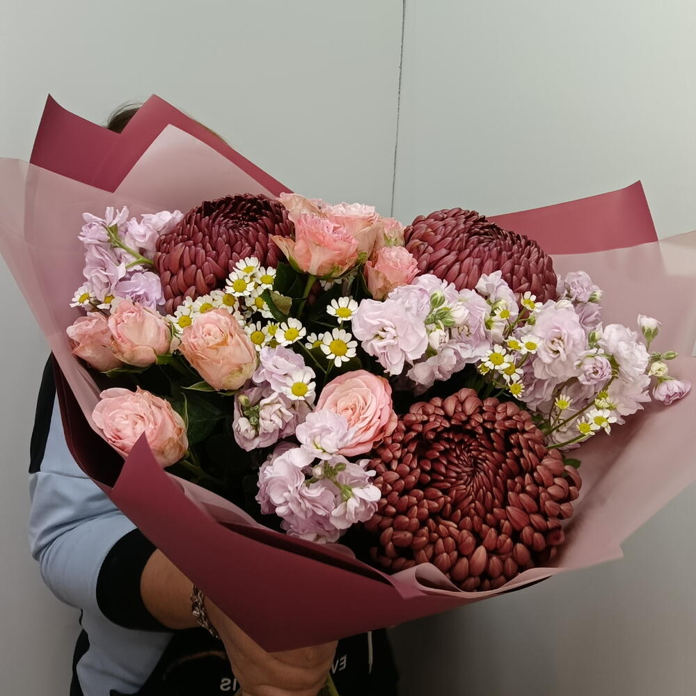 Букет хризантем, маттиола, ромашка, роза пионовидная кустовая