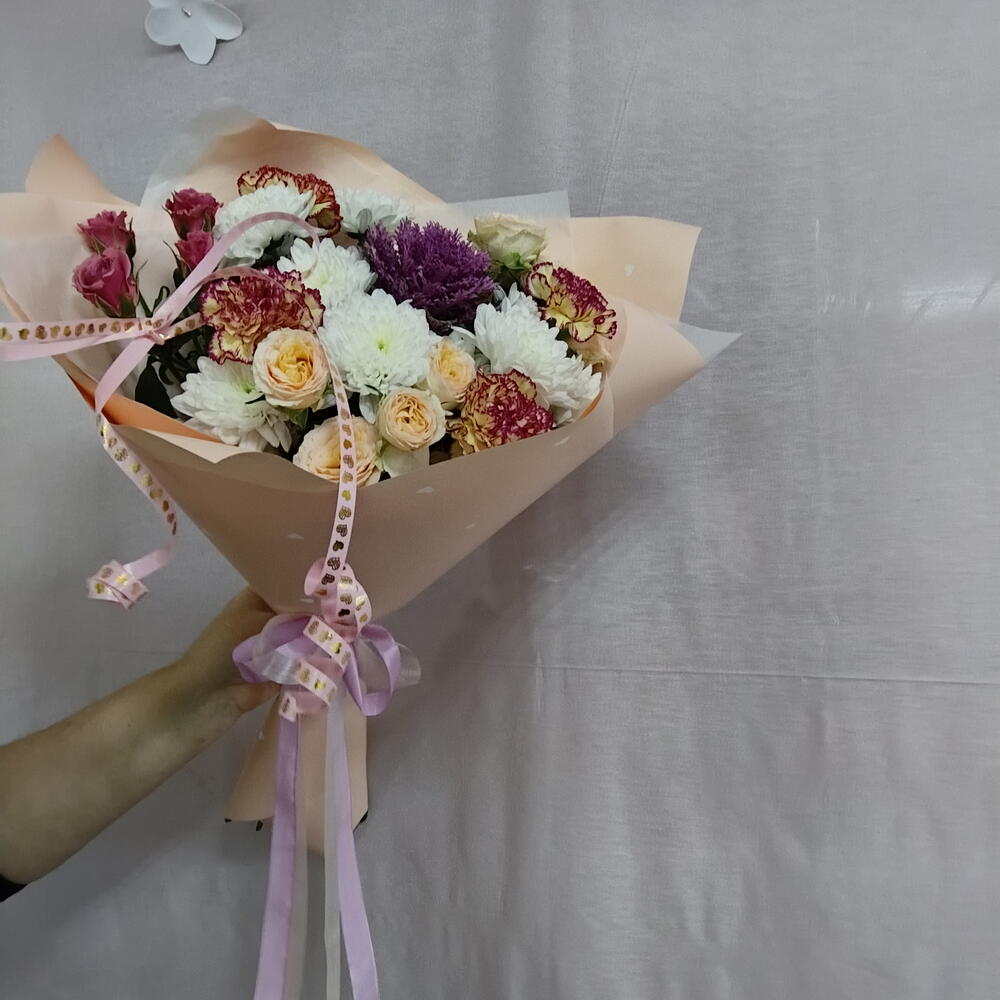 Букет из хризантемы, розы кустовой, диантусов и брасики