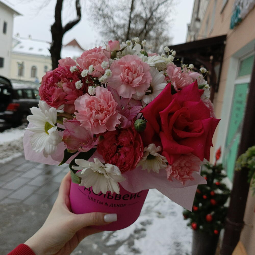 Композиция в коробке из живых цветов