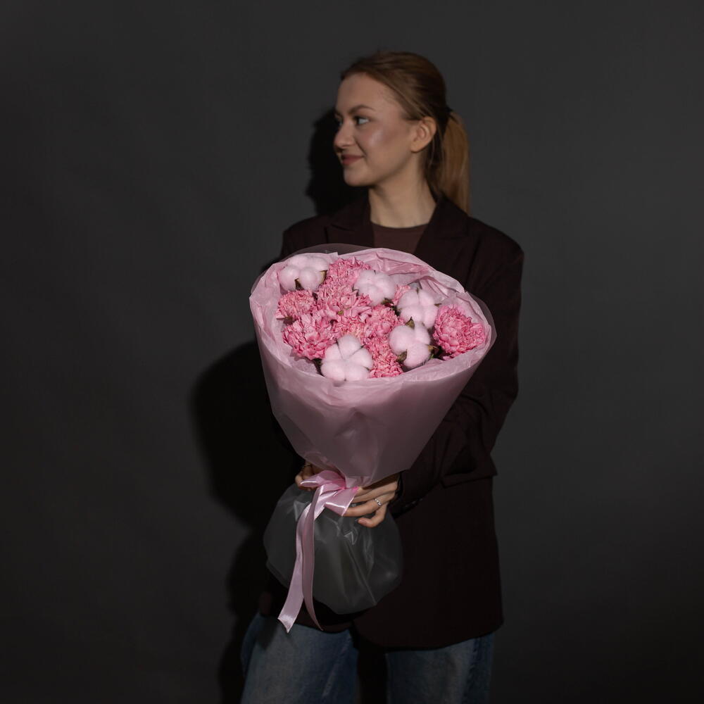 Букет с диантусами и хлопком