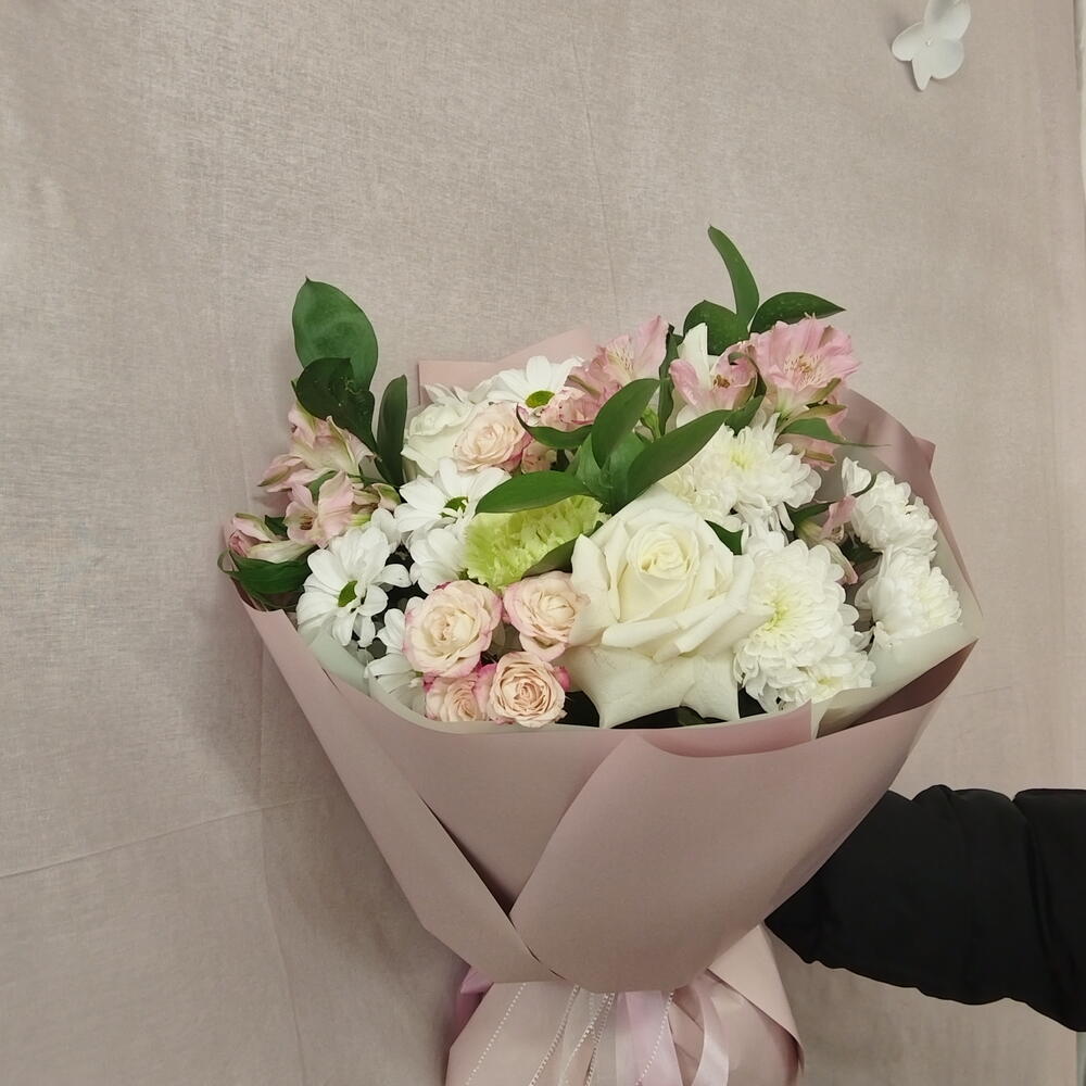 Букет из альстромерий, розы кустовой и одноголовой, хризантемы, зелень , диантус