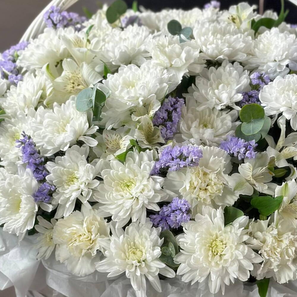 Корзина СТОЙКАЯ Хризантемы, статица, альстромерии, диантусы и эвкалипт