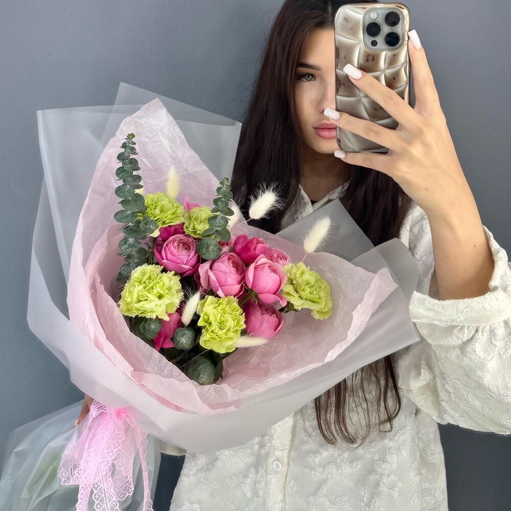 ВЕСНА💕 Авторский букет из розовой кустовой розы Сильва Пинк и мятных диантусов