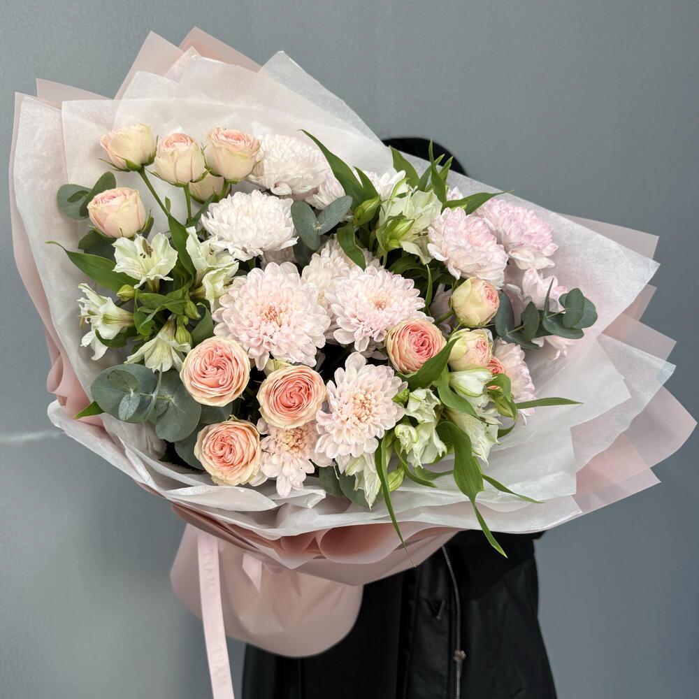 Объемный букет в нежно розовой гамме 🌸
Роза кустовая,Хризантема кустовая и Альстромерия для самой нежной🎀