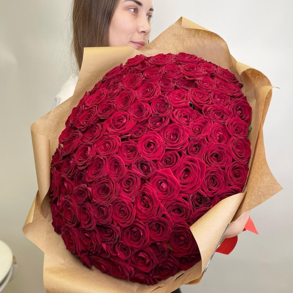 101 красная Роза в крафте