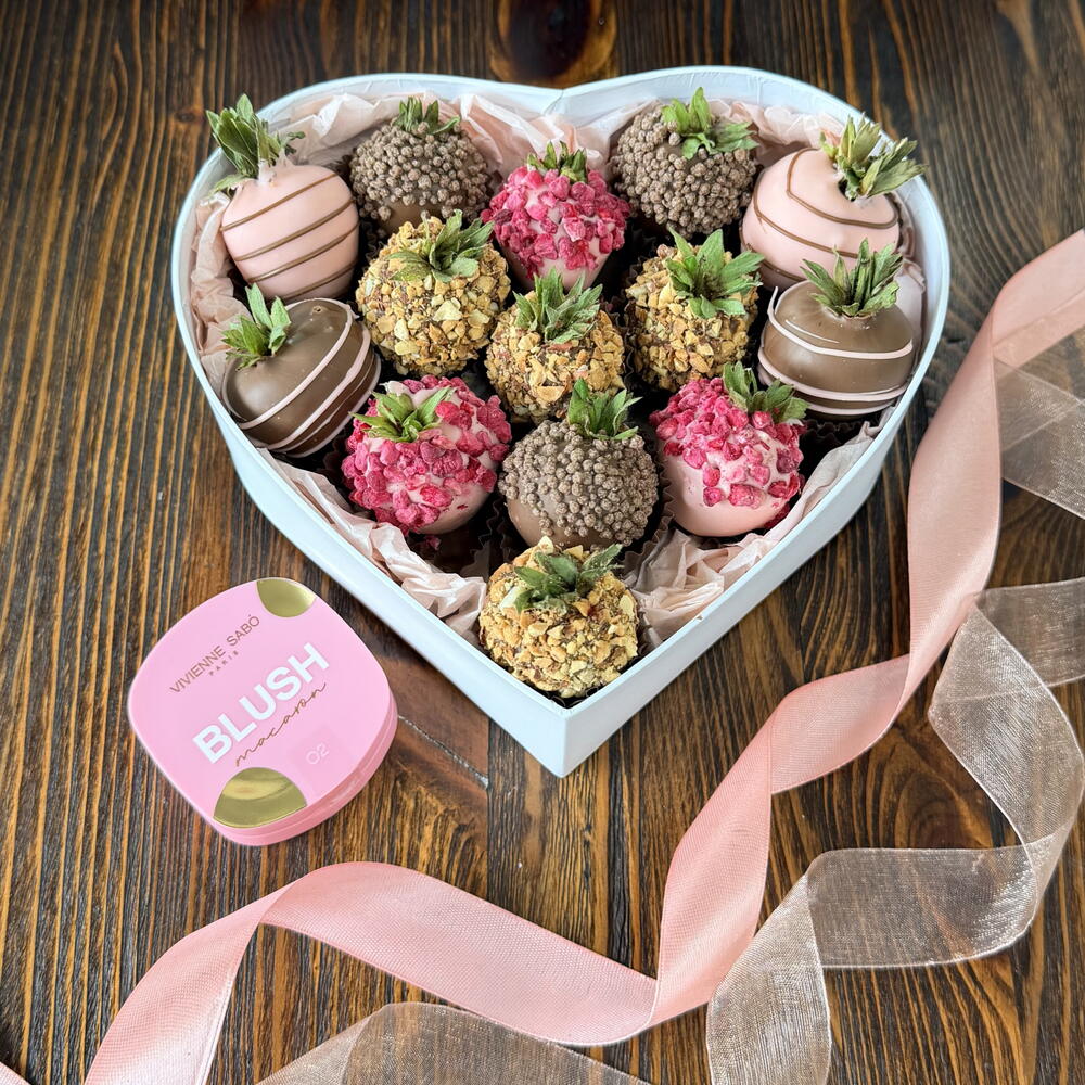 Клубника в шоколаде Сердце S + подарок от Vivienne Sabo — румяна MACARON