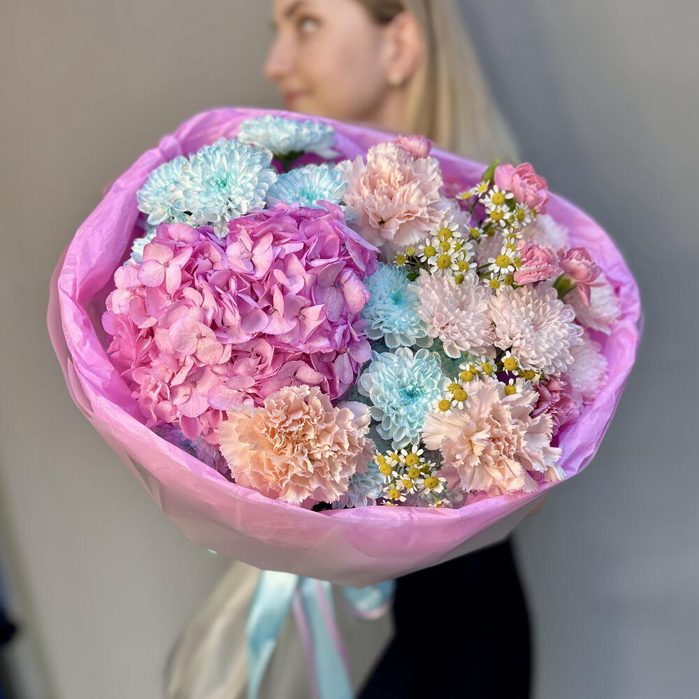 Дофаминовый букет «Бабл-гам»🍭🩵💕 с гортензией, хризантемой кустовой, диантусами, ромашкой, кустовыми диантусами