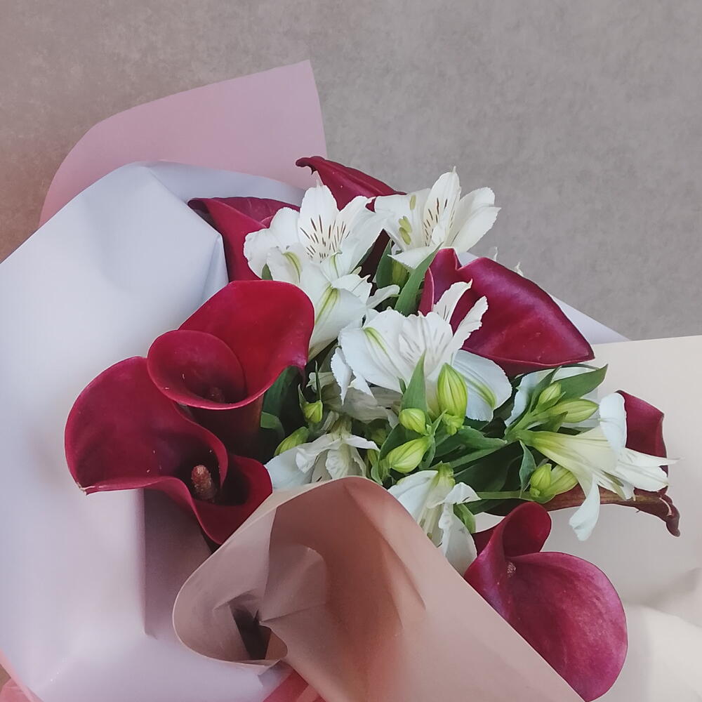Калла с альстромерией