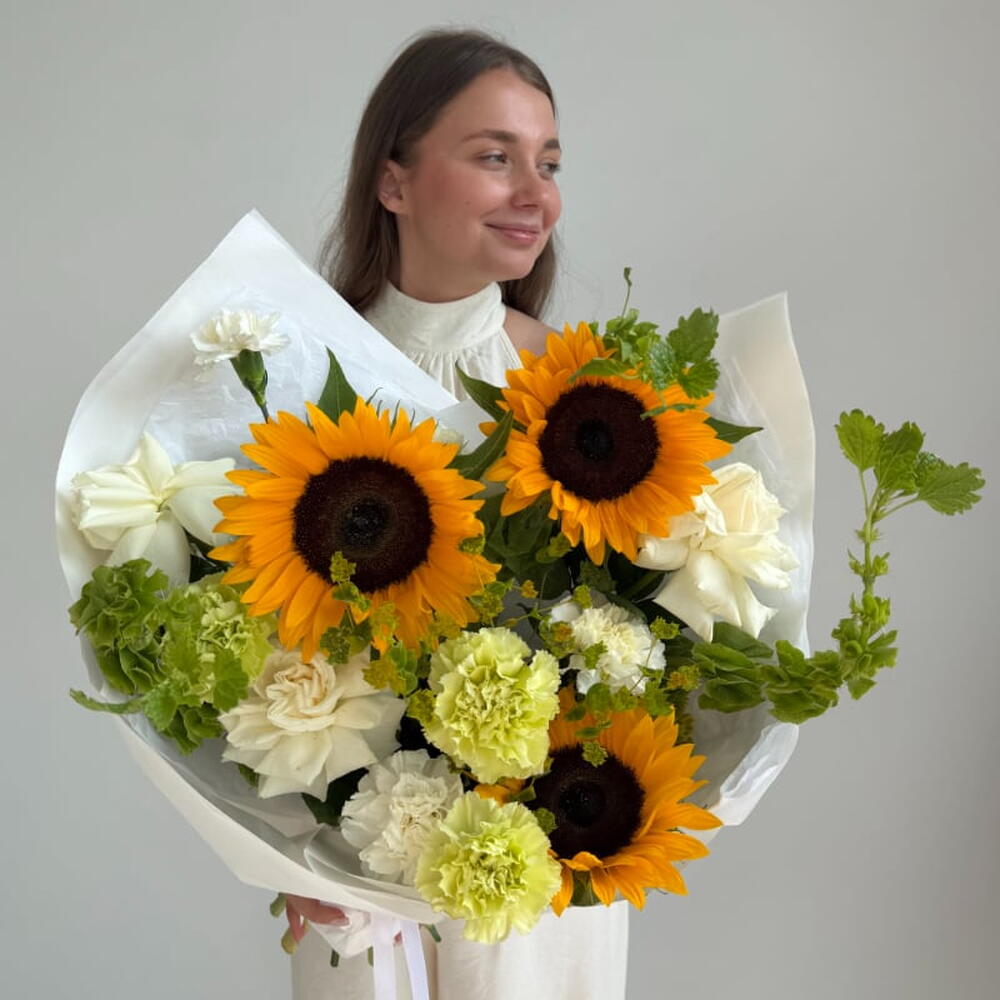 Букет с подсолнухами, молюцеллой и диантусами "SUNNY CHIC"