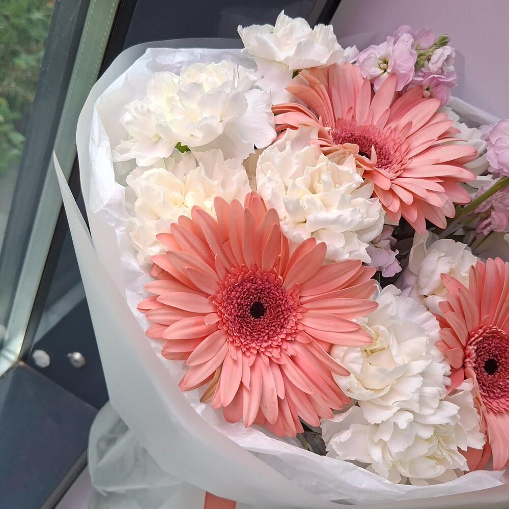 Радость💖Букет из белого диантуса,коралловый гербер и маттиолы