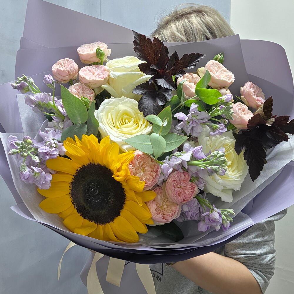 Букет из листьев скумпии, кустовой пионовидной розы,  маттиолы,  пионовидной розы,  эвкалипта