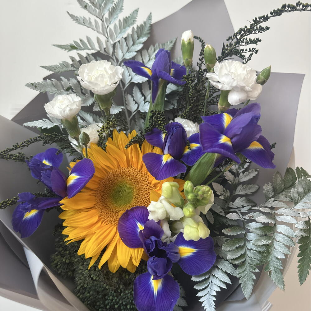 Букет с подсолнухом и ирисами 🌻