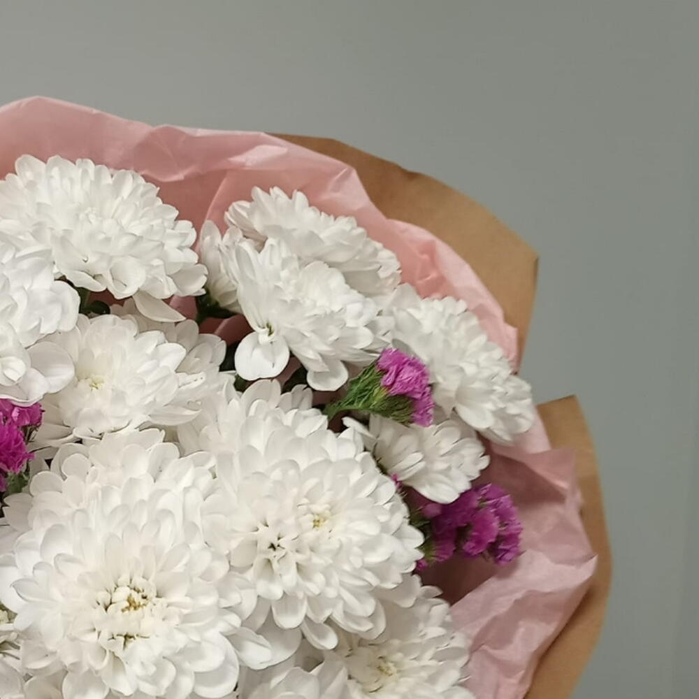 Букет из хризантем и статицы в крафте