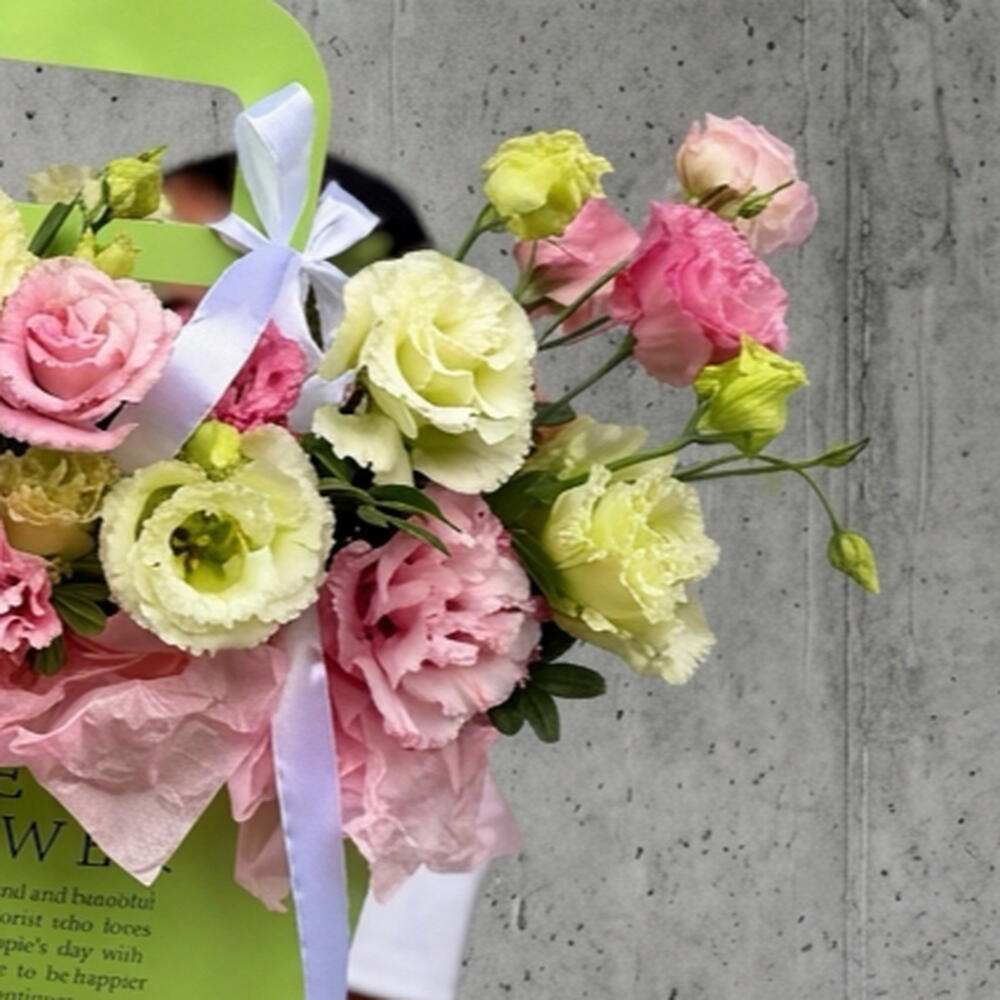 Композиция зелёное сочетание🩷💚 "яркая нежность" из эустом/лизиантусов