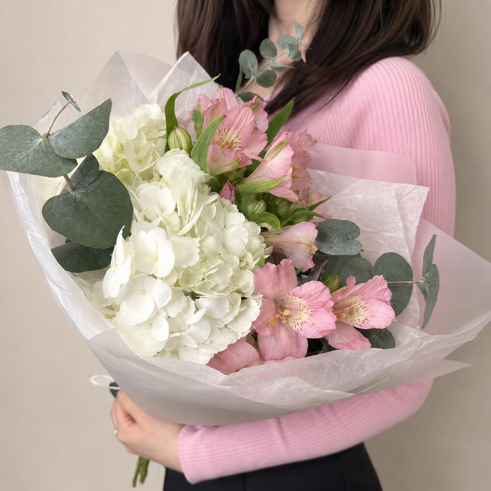 Букет с белой гортензией и розовой альстромерией