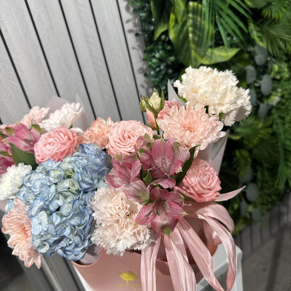Композиция с гортензией и кустовой розой🌸 15004