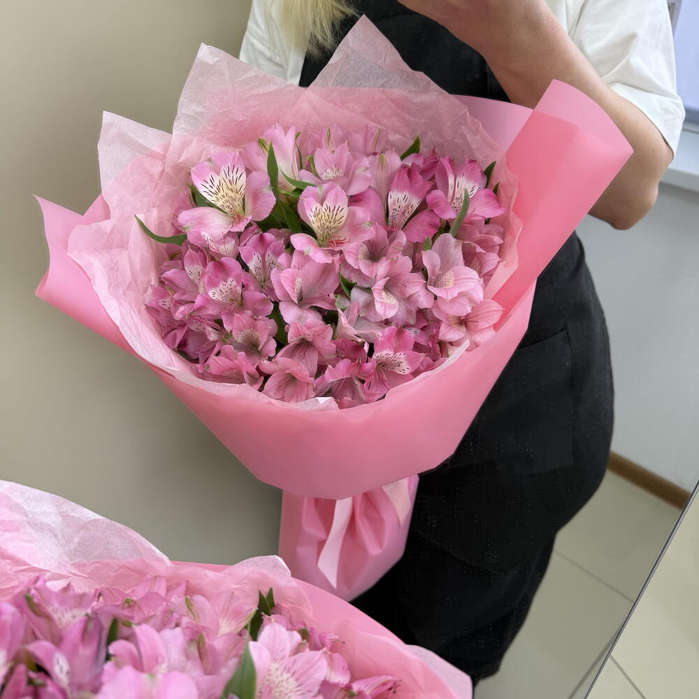 Букет-комплимент из розовых альстромерий 💐