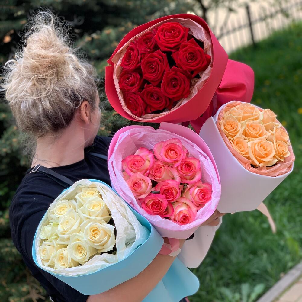 Продавец сделал букет из 9 роз