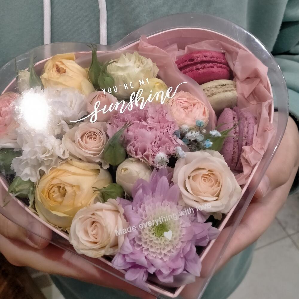 Flores y macarrones en una Caja de Macaron-box