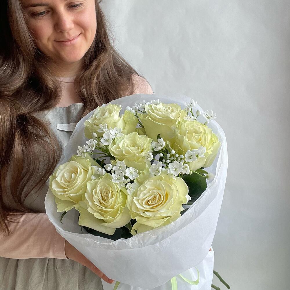 7 пионовидных роз + аллиум