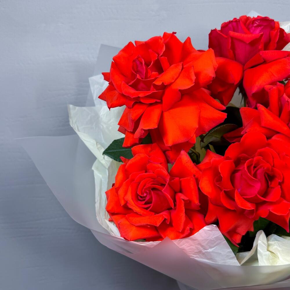 Букет из алых ажурных роз