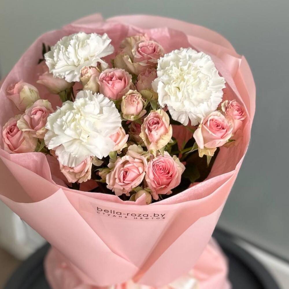 Букет из кустовых роз и диантусов 🌸
