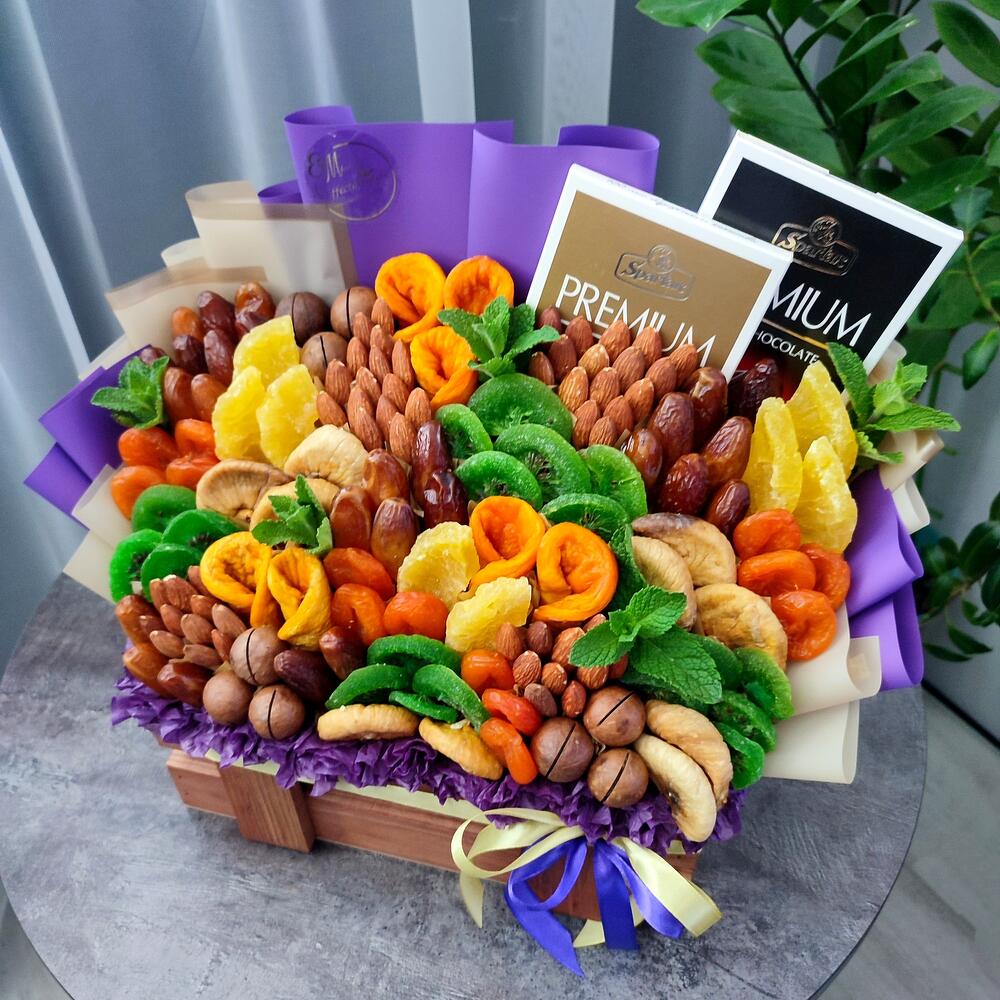 Композиция из сухофруктов и орехов