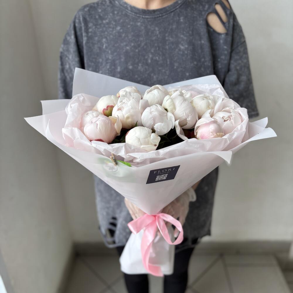 15 бело-розовых пионов