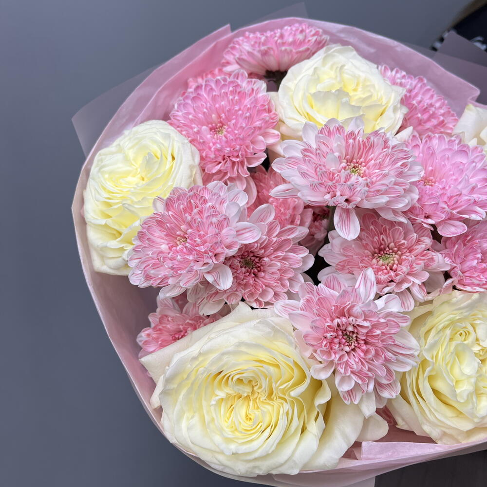 Букет из кустовых хризантем и роз пионовидных 🌸